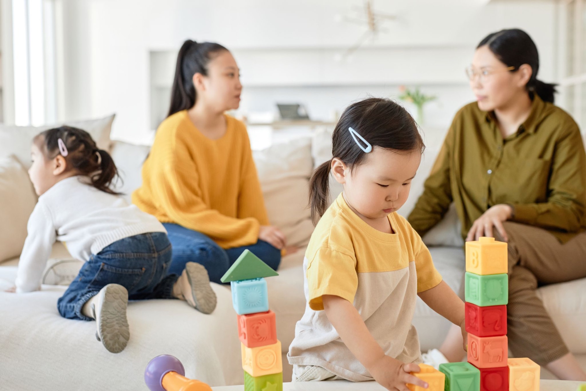孩子探索積木,大人在旁陪伴